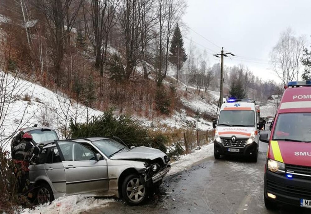Trei tineri răniți, după ce un șofer s-a urcat băut la volan