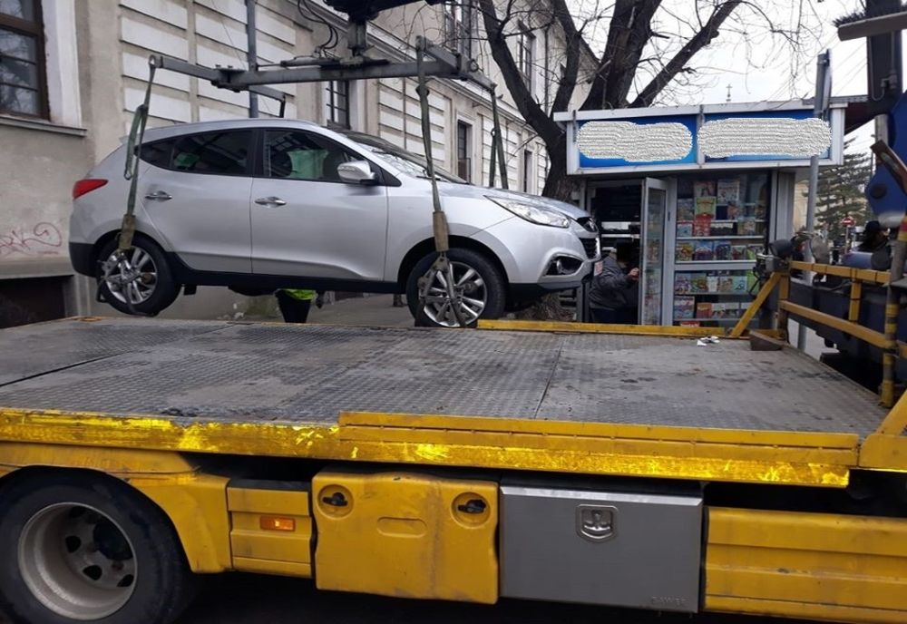 Blocați în chioșc de un șofer neatent