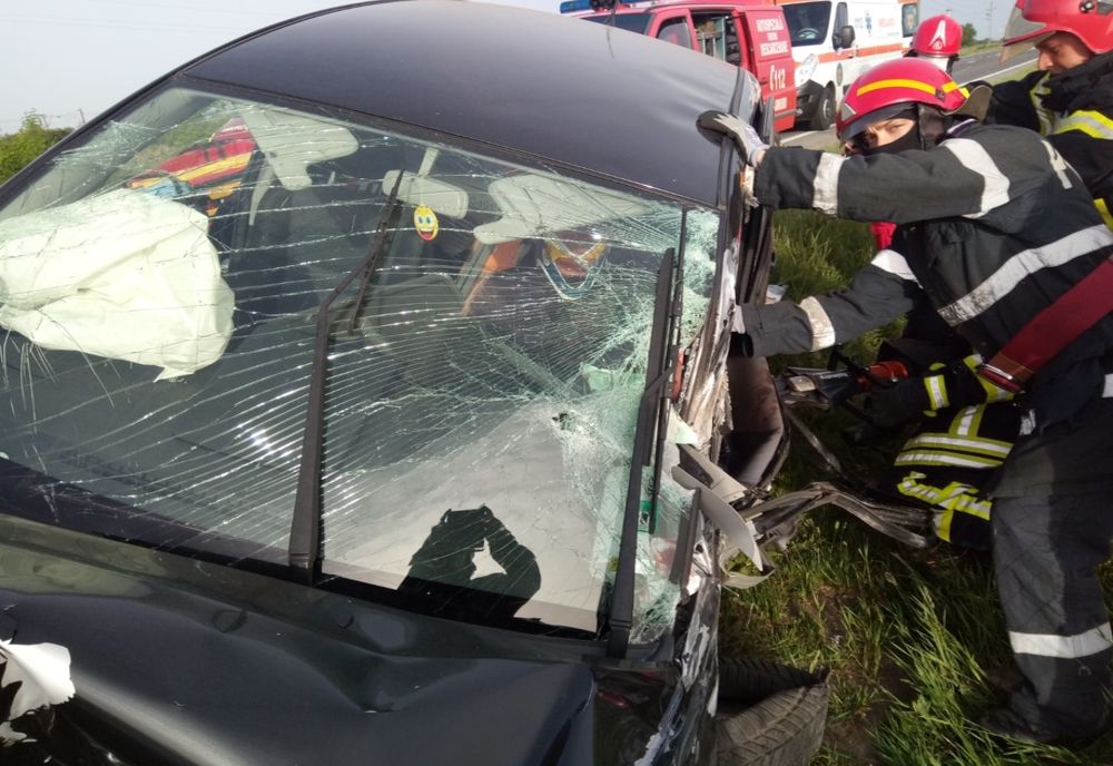 Două mașini și un TIR s-au ciocnit