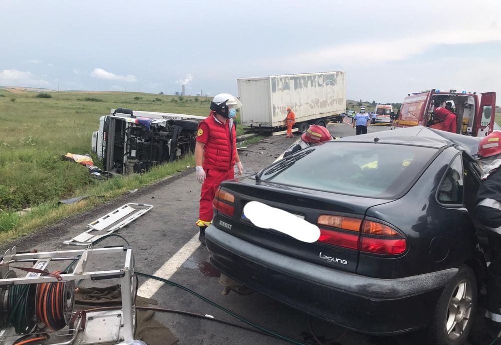 Impact între un TIR și o mașină, pe Centura de Nord a Craiovei. Trei persoane încarcerate