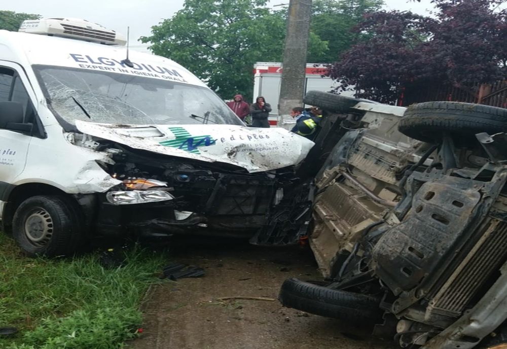 Accident între un autoturism și un microbuz