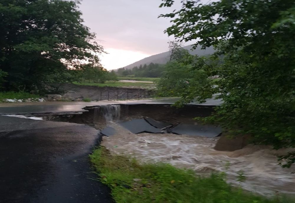 Drum prăbușit din cauza viiturii