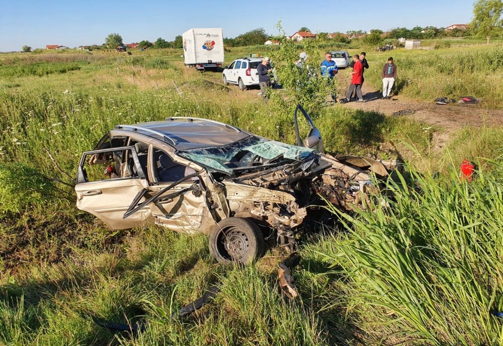 Accident grav în județul Timiș. O mașină și un TIR s-au ciocnit, sofer rămas încarcerat