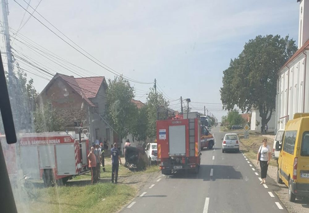 Accident cu trei victime, după ce o mașină s-a răsturnat într-un șant