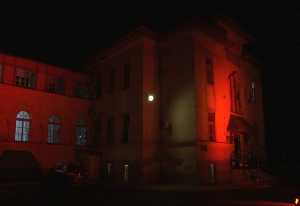 Baloane portocalii și iluminat artistic în aceeași culoare la două dintre marile spitale din oraș