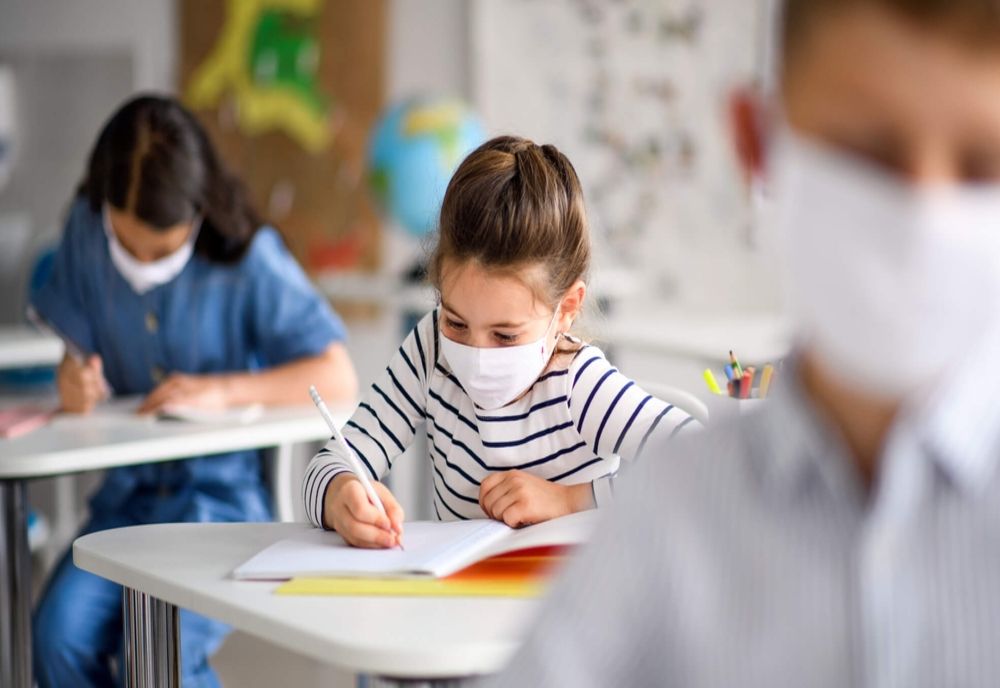 Şase elevi, patru profesori şi cinci angajaţi din cadrul personalului nedidactic, spitalizaţi cu COVID-19 în Timiș