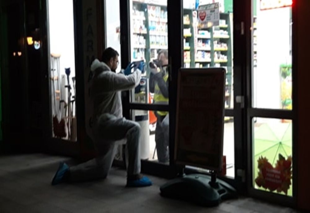 Jaf ca în filme la o benzinărie din Timiș. Într-un minut și sub amenințarea cutitului, au prădat locul