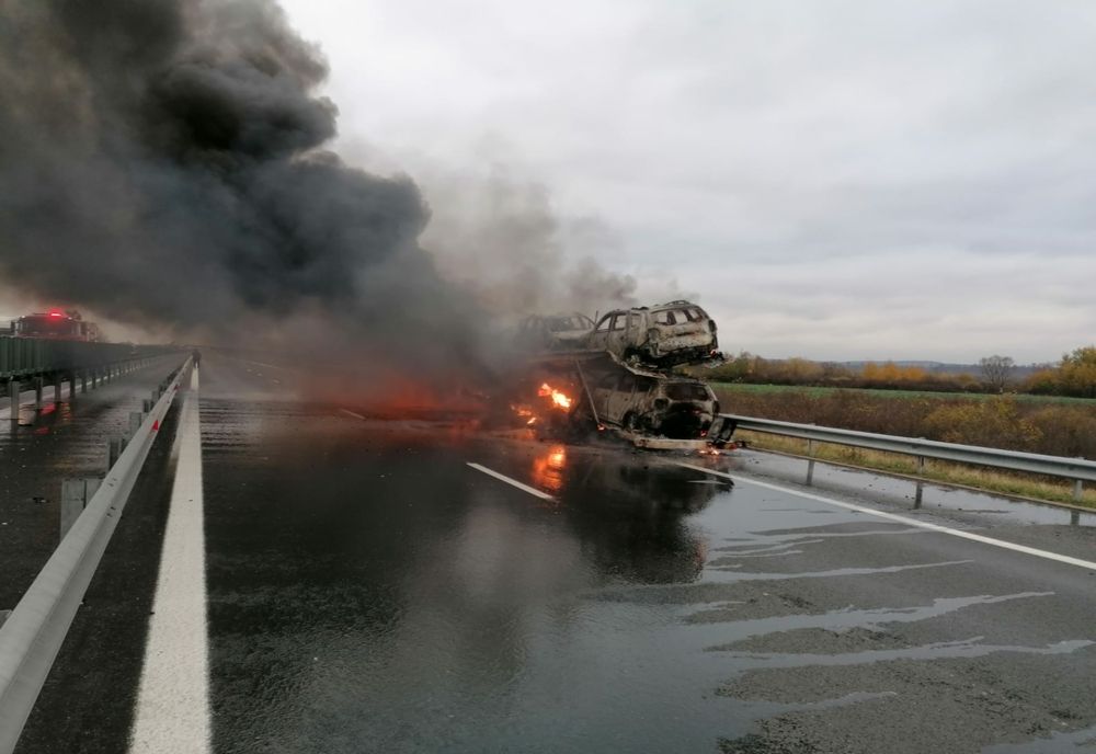 Incediu pe autostrada: un transportor de mașini a luat foc în mers