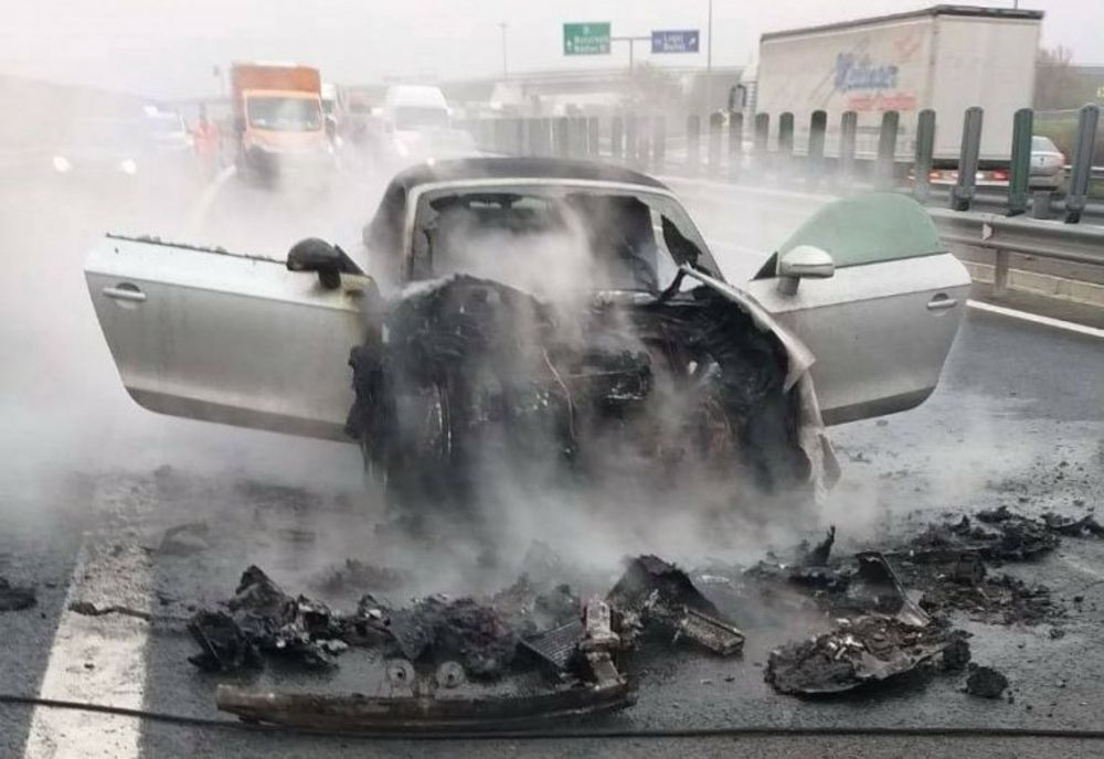 Un autoturism a luat foc în mers pe autostrada A6,  în județul Timiș