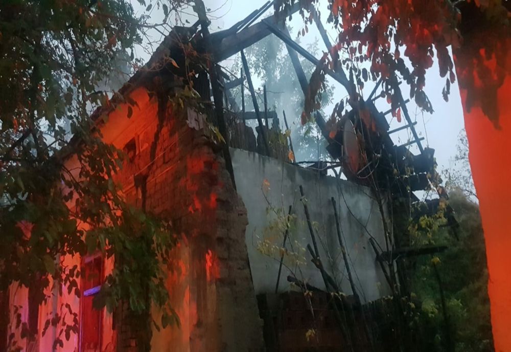 Un bătrân a murit în incendiul care i-a cuprins gospodăria. A fost pericol de explozie
