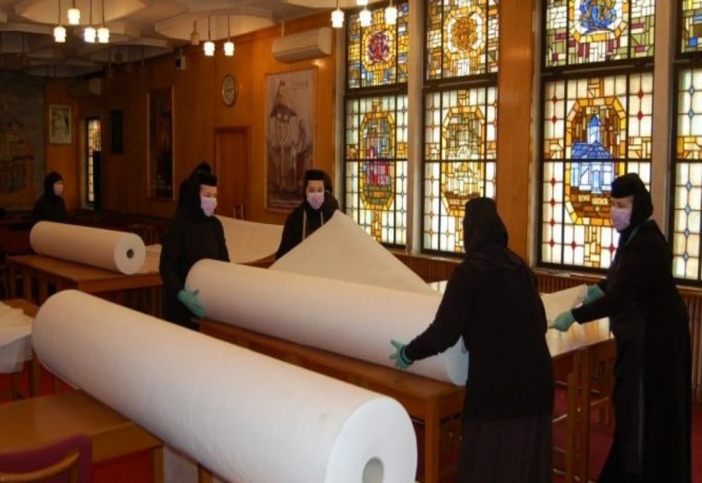 Măicuțele de la Mitropolia Banatului muncesc pentru spitalul de campanie COVID