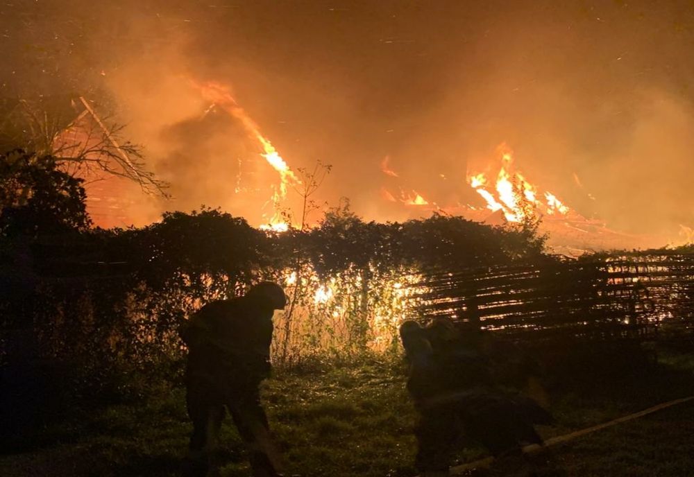 Gospodărie în flăcări, lângă Timișoara