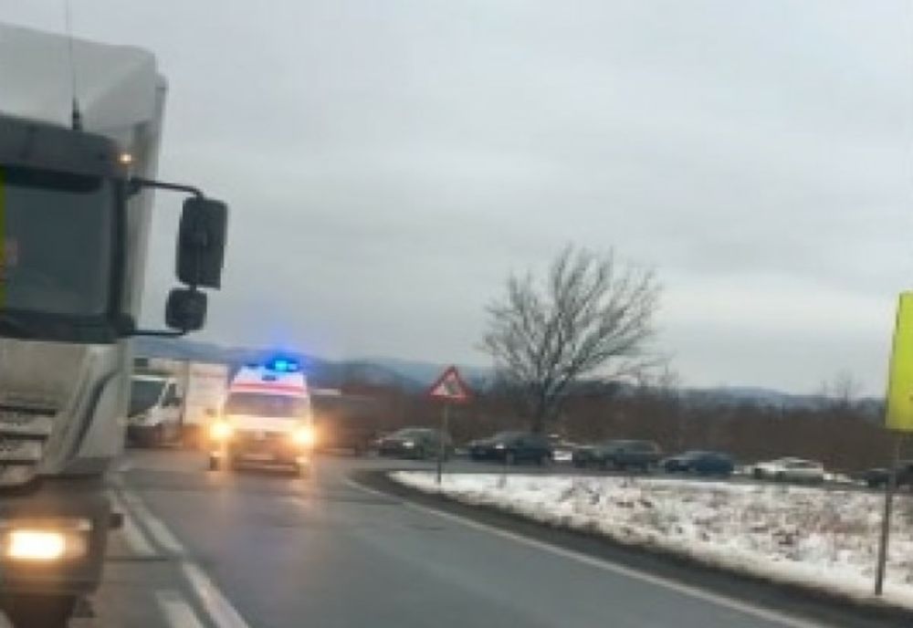 Accident pe o șosea din vestul țării, între o dubiță și un autotren