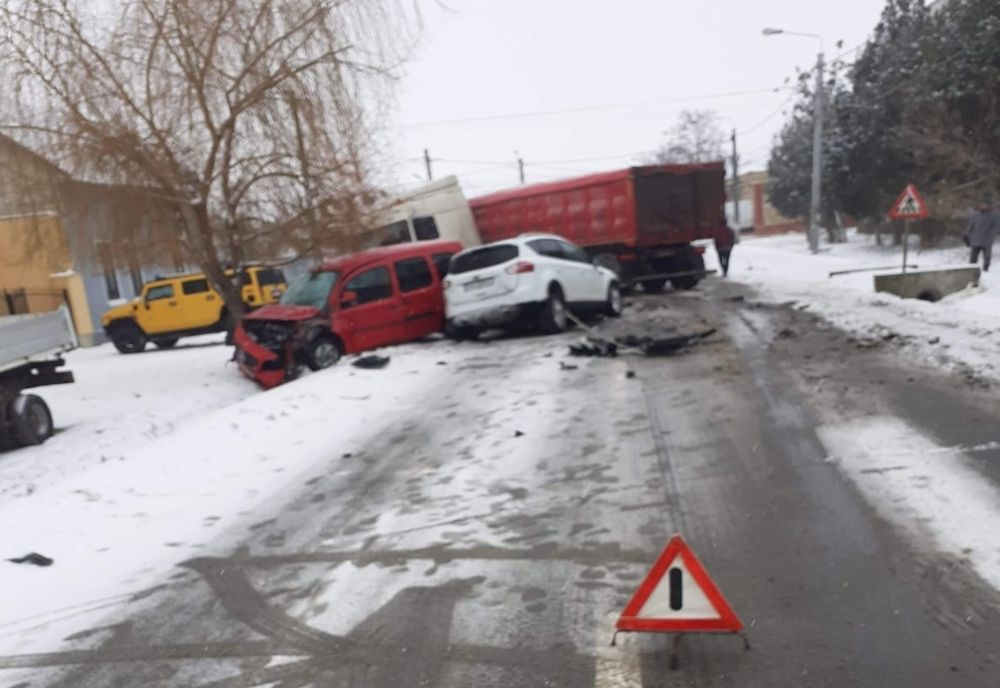 Oameni răniți după ce un TIR a derapat și a lovit două mașini