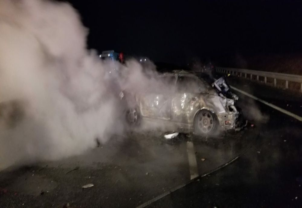 Tragedie pe autostradă, între Timișoara și Arad. Doi oameni au murit, o mașină a luat foc, în urma unui cumplit accident
