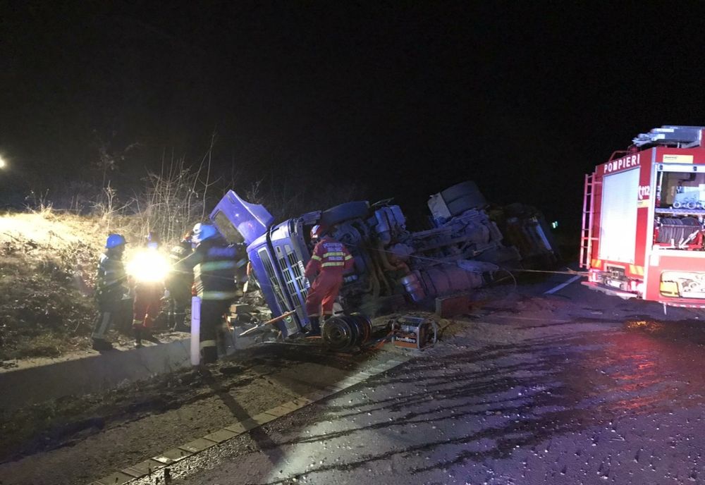 FOTO | Grav accident pe DN75 în Bihor! Un bărbat din Timiş a murit după ce s-a răsturnat cu autotrenul