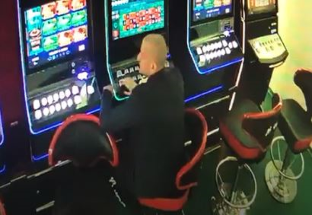 Bărbat căutat de polițiști după ce a distrus un aparat de jocuri de noroc