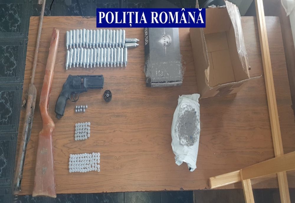 Ceartă între vecini, finalizată cu descoperirea unui arsenal