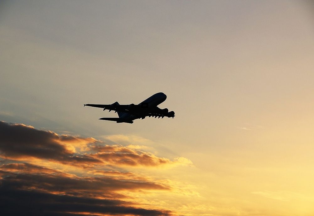 Un avion care zbura pe ruta București - Timișoara s-a intors din drum, din cauza unor zgomote ciudate