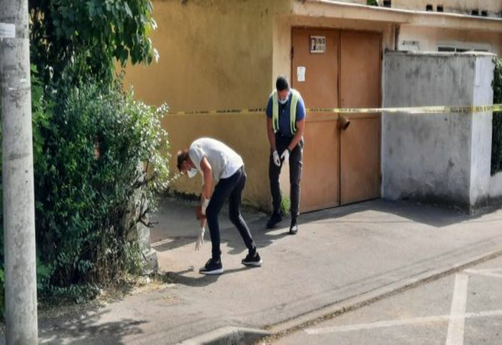 A murit femeia căreia i s-a dat foc într-o scară de bloc. Polițiștii au reținut un suspect