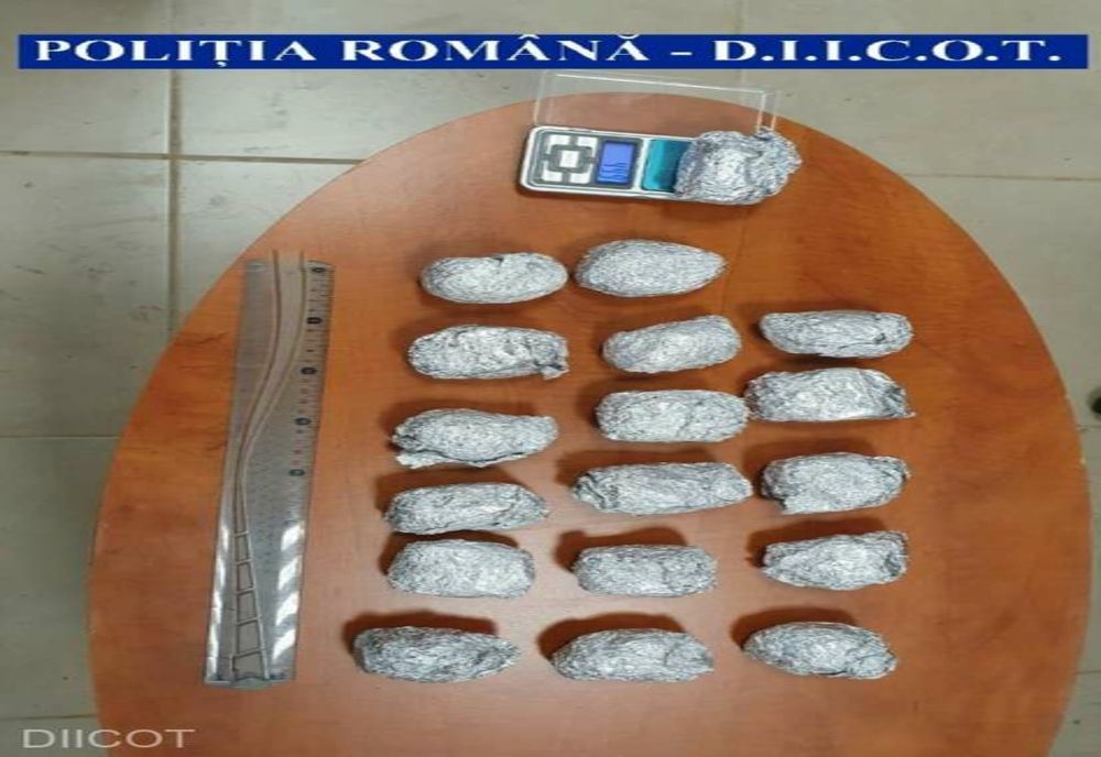 Doi tineri reţinuţi după ce au fost descoperiţi cu aproape un kilogram de amfetamină