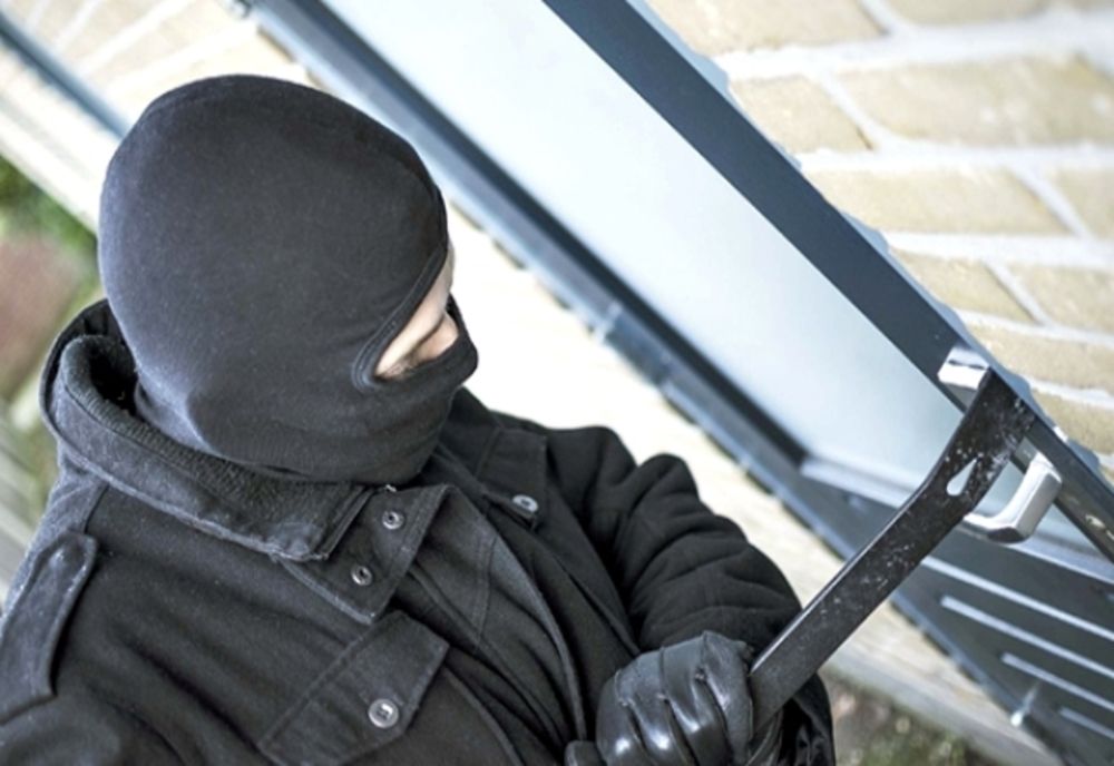 Lovitură dată de hoți, de Craciun:  50.000 de euro şi mai multe obiecte din aur