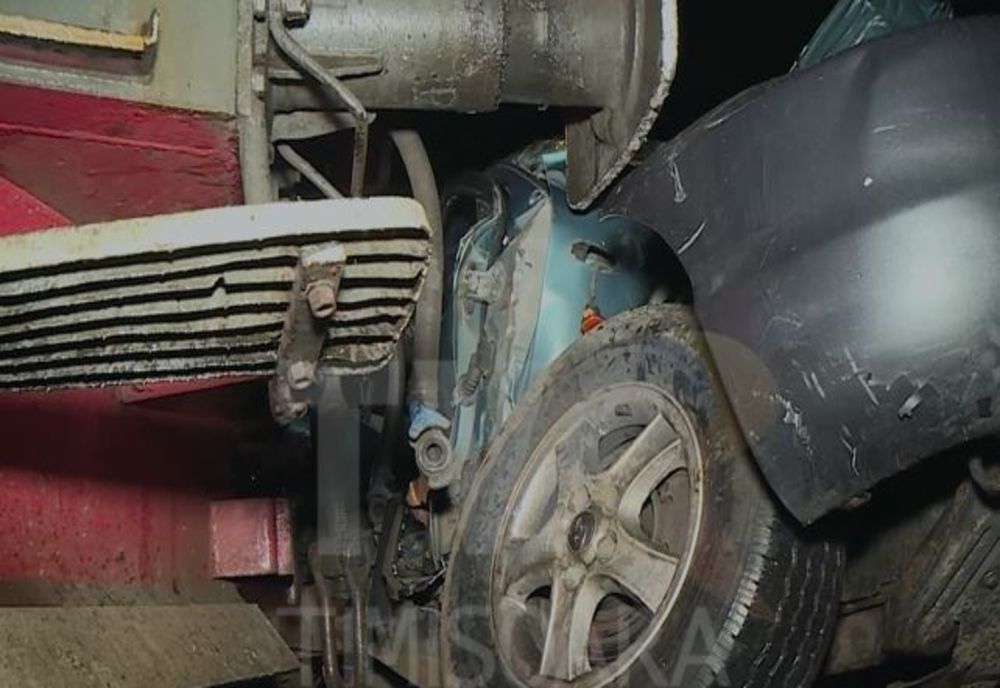 Mașină izbită de tren, aproape de Timișoara. A fost nevoie de intervenția celor de la descarcerare