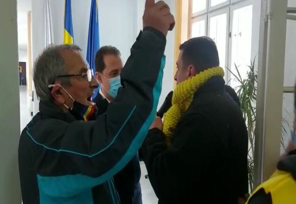 Un grup de simpatizanți AUR, în frunte cu George Simion, a făcut scandal la Primăria Timișoara