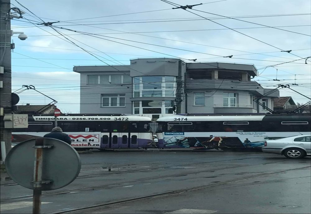 Două tramvaie s-au ciocnit frontal la Timișoara