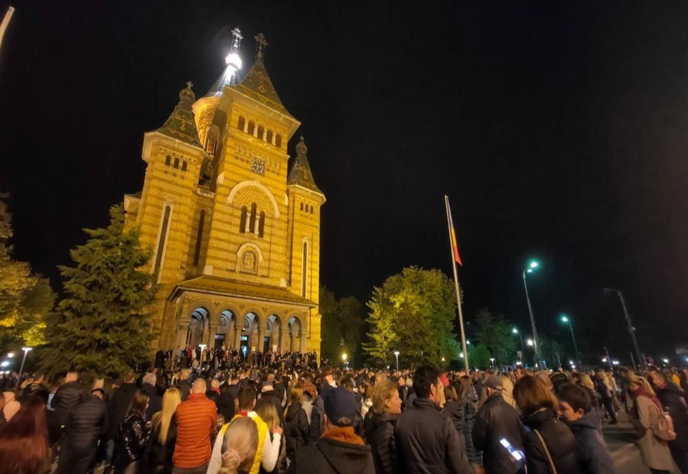 Sute de timișoreni s-au adunat în fața Catedralei Mitropolitane  pentru a sărbătorii Învierea 