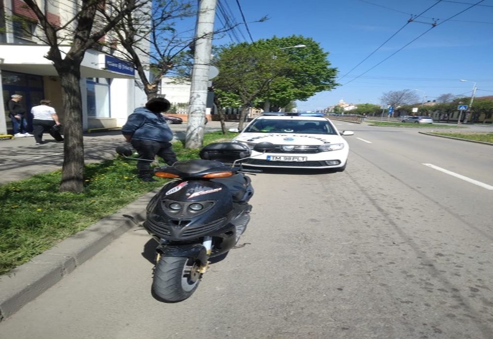 Pe moped, fără permis: riscă dosar penal