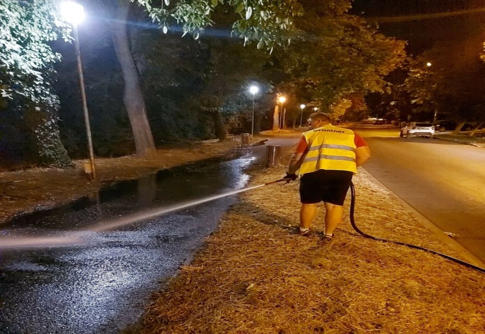 Căldură mare la Timișoara. În încercarea de a răcori atmosfera, se stropesc străzile din oraș