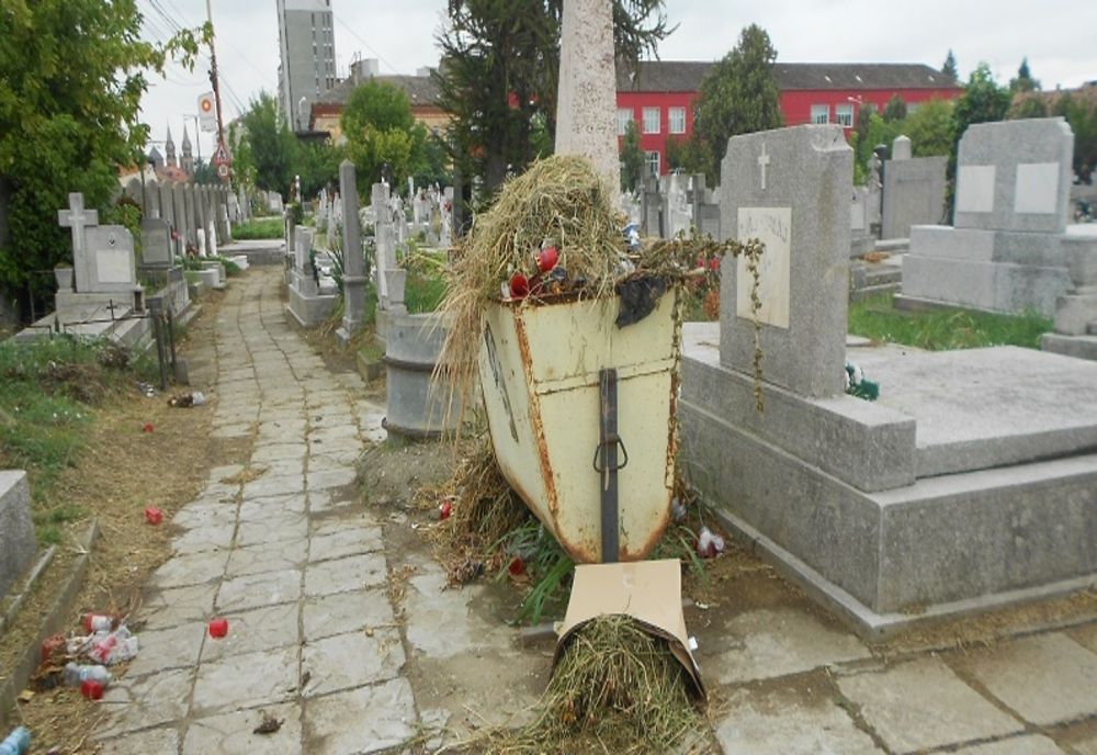 Craniu găsit într-o găleată, într-un cimitir din Timișoara. Administrația a trimis un angajat și l-a luat într-o pungă