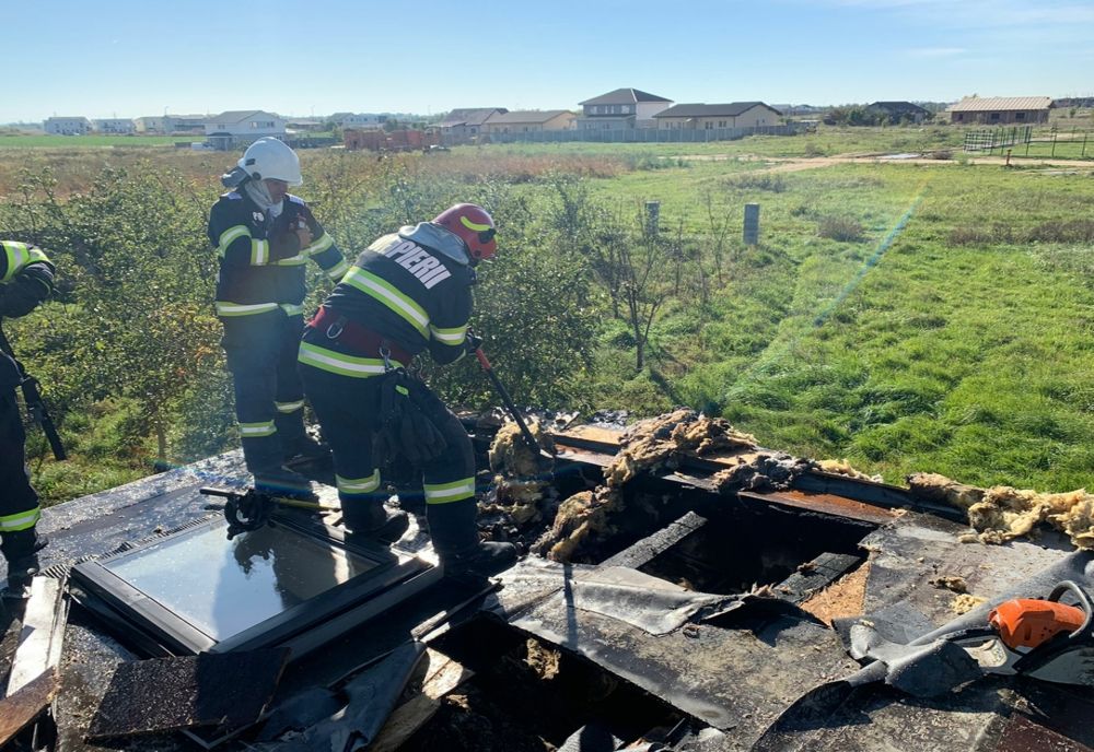 Un incendiu care a pornit de la un coș de fum a cuprins o casă din județul Timiș