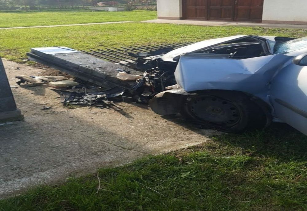 Cu mașina înfiptă în gard: isprava unui șofer, în județul Timiș. Oameni răniți