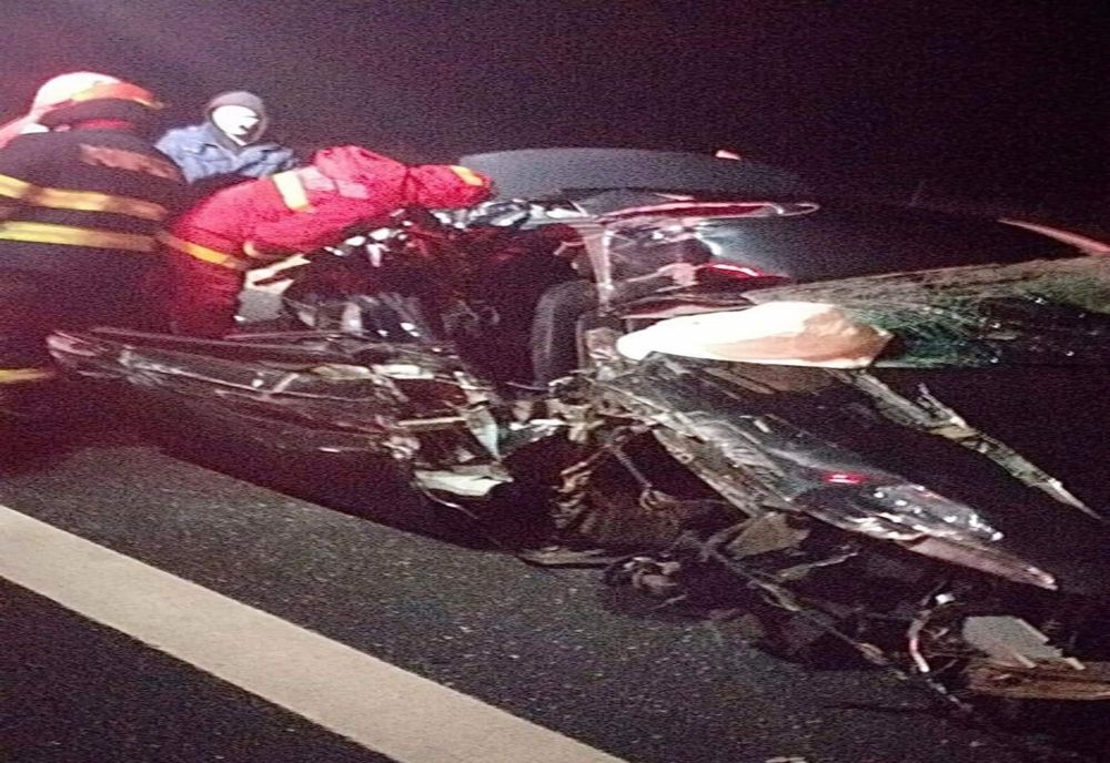 Accident pe autostradă: un șofer a scăpat teafăr după ce mașina s-a făcut zob sub un TIR