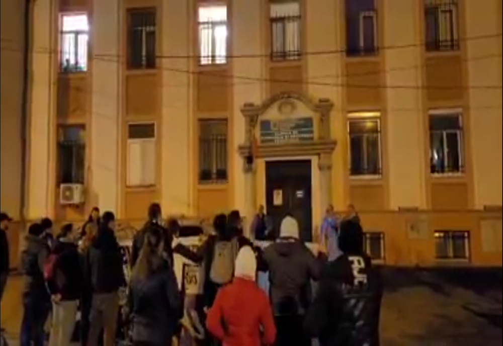 Colinde cu torțe aprinse și tobe pentru victimele accidentului din Petroșani