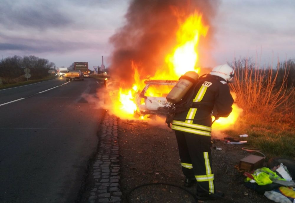 Mașină în flăcări, pe o șosea din județul Timiș