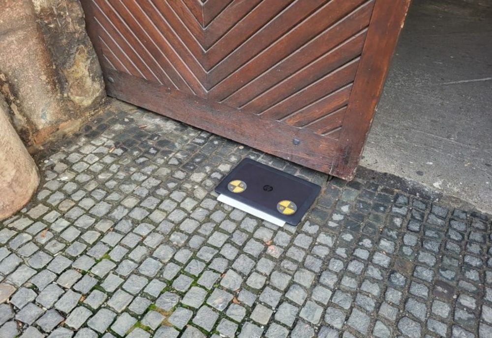 Un laptop abandonat în fața Tribunalului Timiș a pus pe jar autoritățile