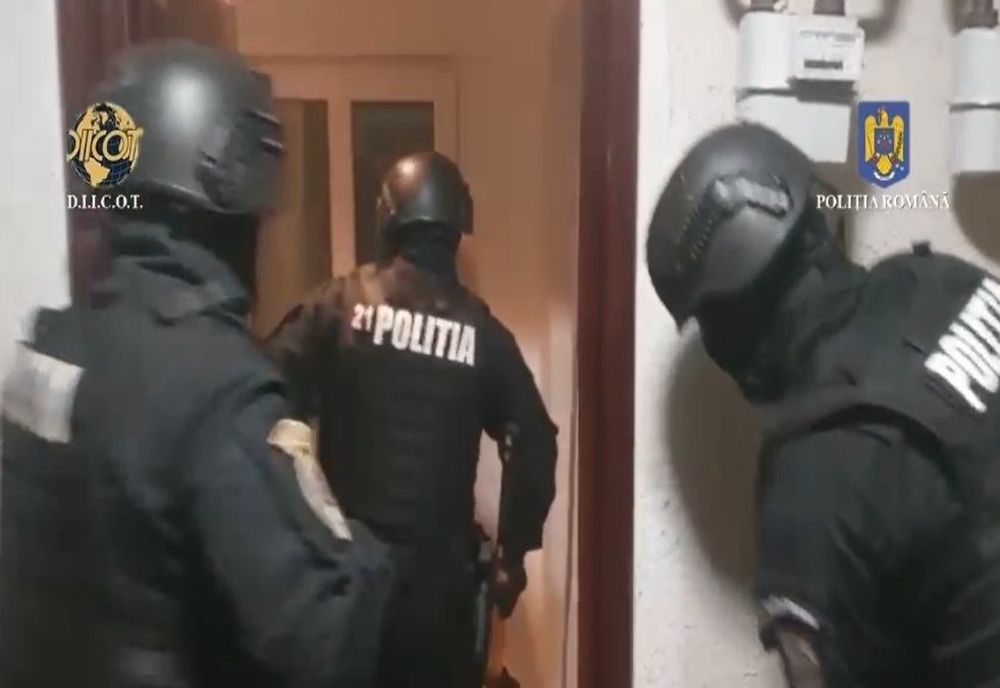 Percheziții la membrii unei grupări care își înșela victimele cu tranzacționarea Crypto-monedelor