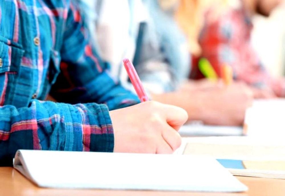 Elevii de clasa a VIII-a susțin proba la Matematică a Evaluării Naţionale