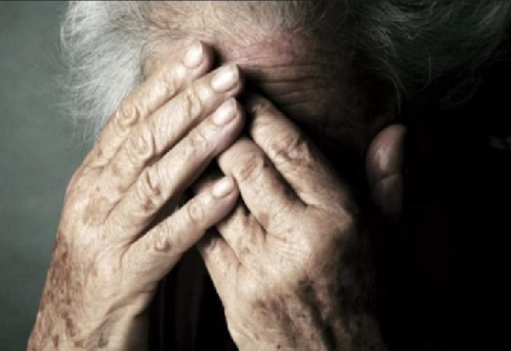 Statul forțează mutarea pensiilor pe card. Umilință pentru bătrânii României