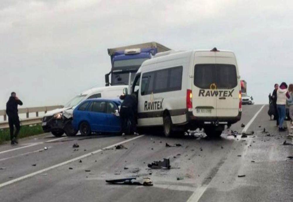 Accident cu 9 victime pe centura Timișoarei. Două mașini și un microbuz s-au ciocnit