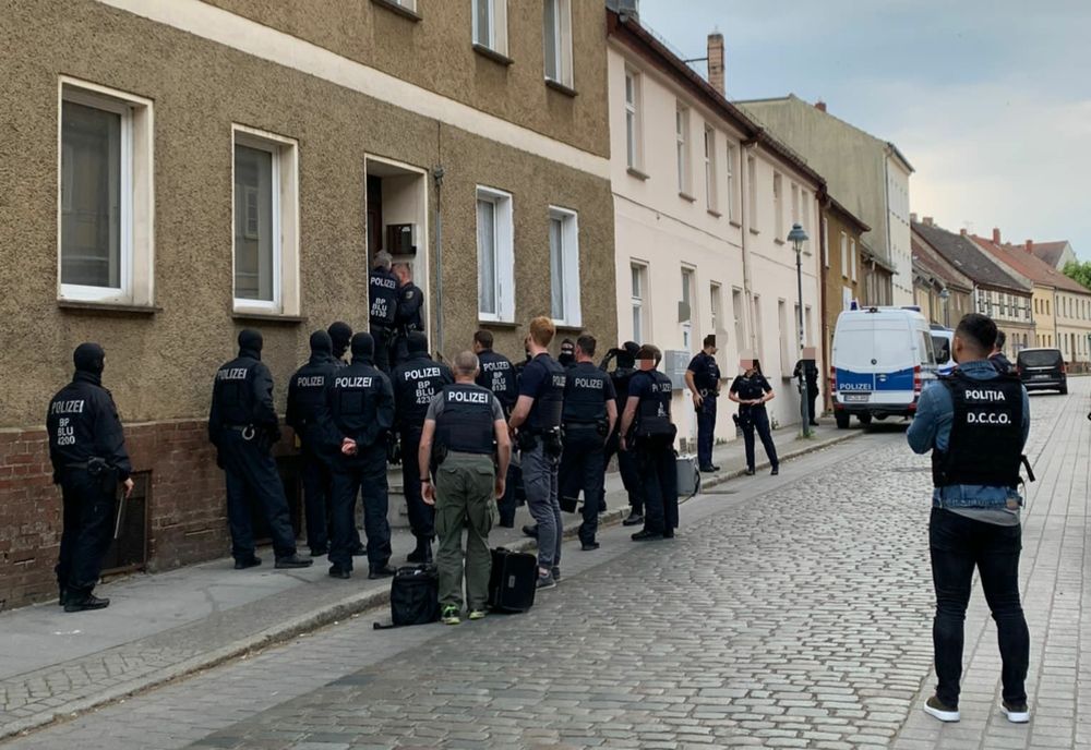 Percheziții în Timiș, Arad și Argeș, într-un dosar privind traficul de migranți