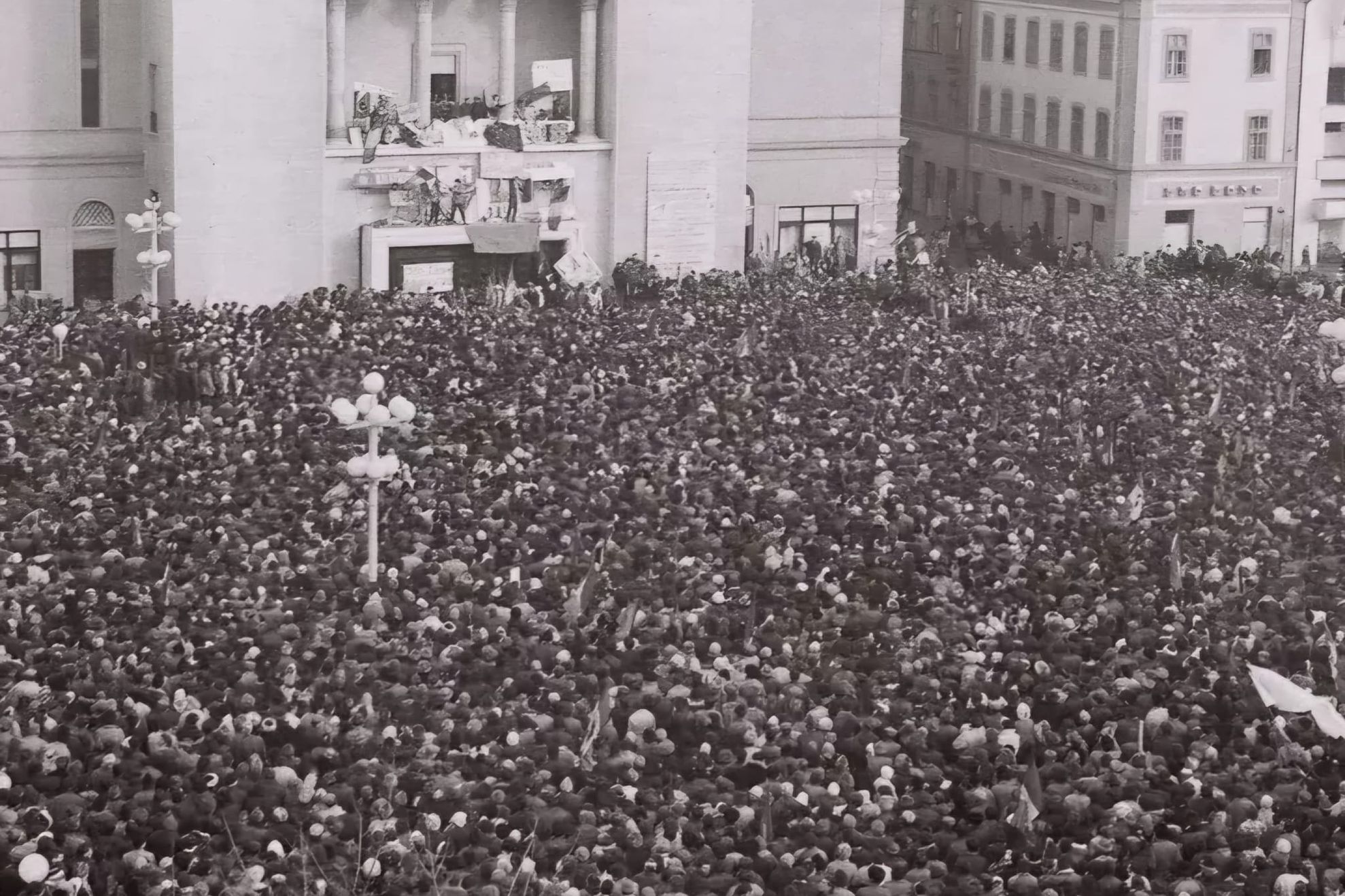 MIHAI-BOGDAN NEGOESCU-STRIGATUL-LIBERTATE-1989-LA BANANE-2025