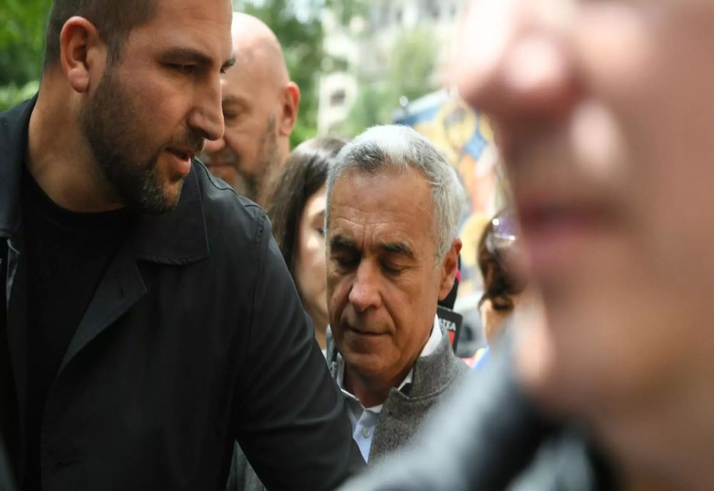 CĂLIN GEORGESCU AJUNGE, ASTĂZI, ÎN FAȚA MAGISTRAȚILOR. CANDIDATUL INTERZIS DE SISTEM AFLĂ DACĂ SCAPĂ DE CONTROLUL JUDICIAR