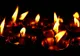 Candele aprinse în Piața Victoriei în memoria victimelor de la Colectiv