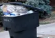 Colectarea deșeurilor, o problemă. Străzile blocate au ținut departe lucrătorii de la salubrizare
