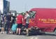 Motociclist lovit de un microbuz
