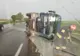 TIR răsturnat pe autostrada A1, fructe împrăștiate pe asfalt